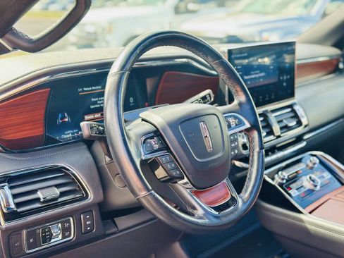 Used 2022 Lincoln Navigator Reserve image 12