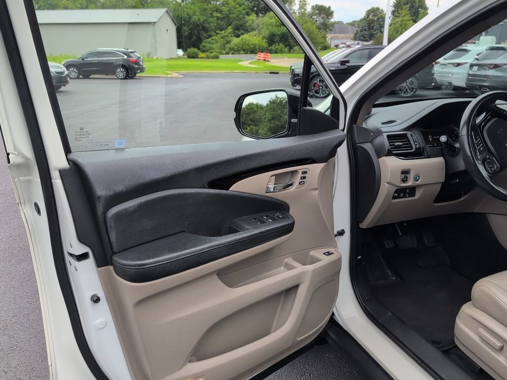 Used 2017 Honda Pilot Touring image 8