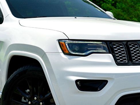 Used 2020 Jeep Grand Cherokee Altitude RWD image 4