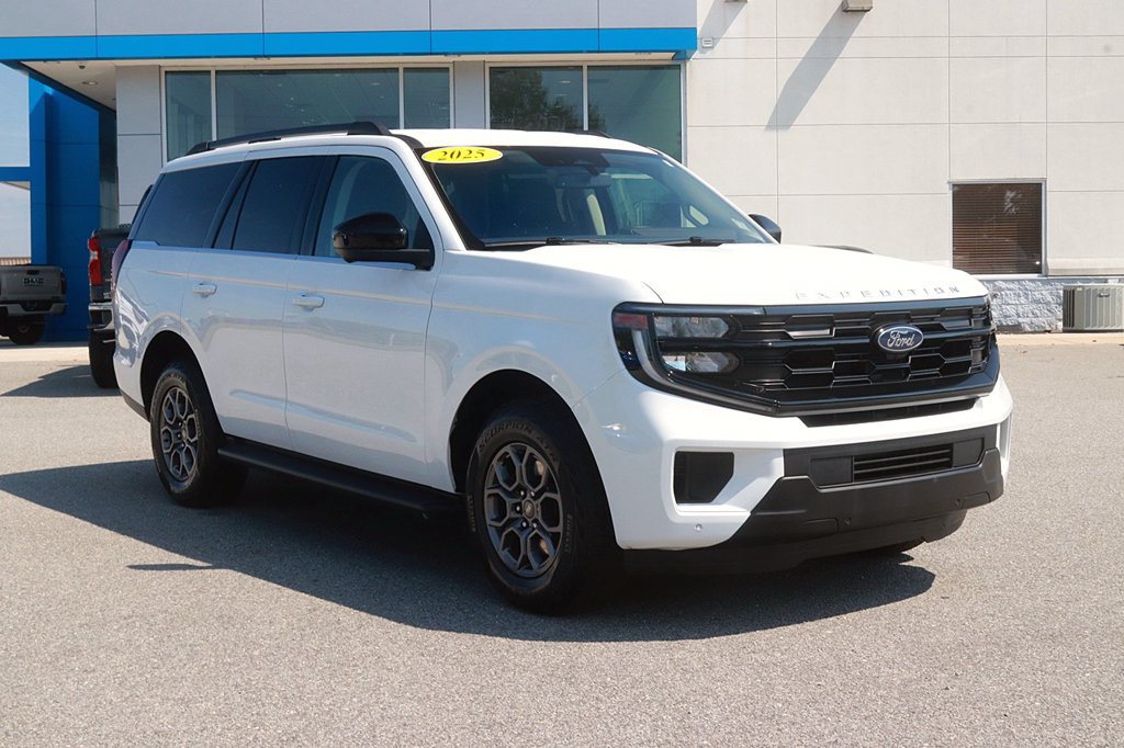 Used 2025 Ford Expedition Active RWD image 3