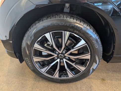 Used 2023 Volvo XC60 B5 Plus image 10