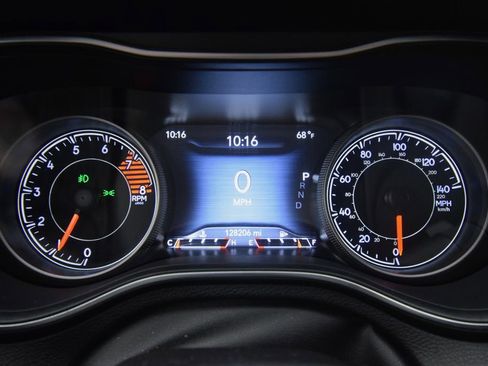 Used 2019 Jeep Cherokee Trailhawk w/ Cold Weather Group AWD/4WD image 18