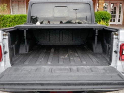 Used 2024 Jeep Gladiator Rubicon w/ Convenience Group image 9