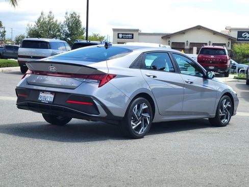 Used 2025 Hyundai Elantra SEL image 4
