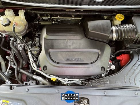 Used 2021 Chrysler Pacifica Touring image 10