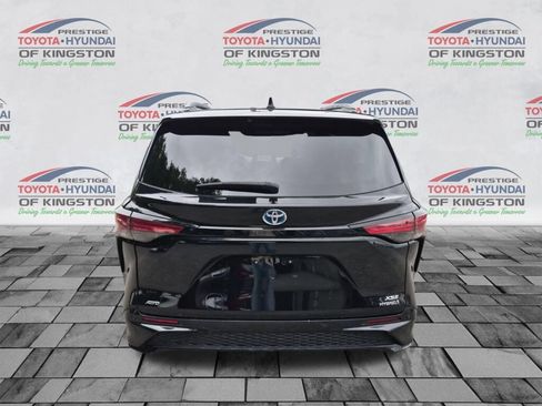 Used 2023 Toyota Sienna XSE w/ XSE Plus Package AWD/4WD image 4