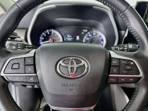 Used 2024 Toyota Highlander XLE FWD image 16