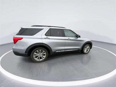 Used 2022 Ford Explorer XLT w/ Equipment Group 202A image 8