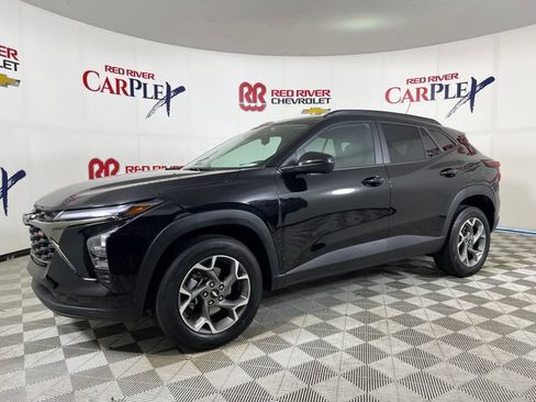 Used 2026 Chevrolet Trax LT FWD image 3