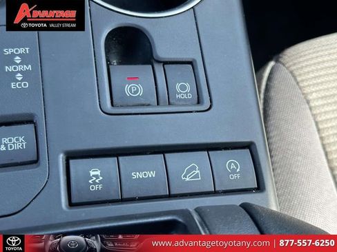 Used 2022 Toyota Highlander LE AWD/4WD image 35