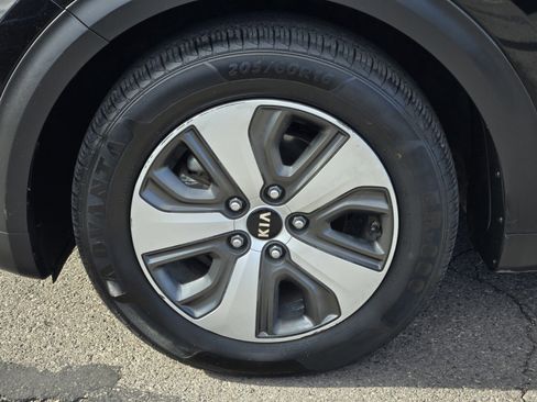 Certified 2017 Kia Niro EX image 10