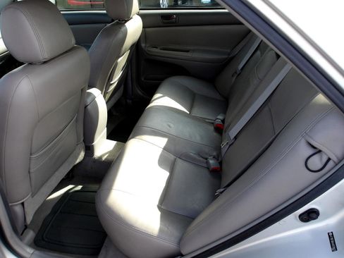 Used 2004 Toyota Camry XLE image 10