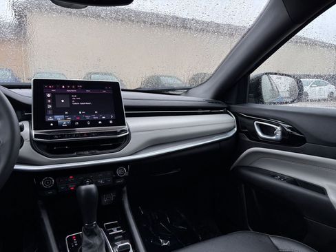 Used 2025 Jeep Compass Limited image 37