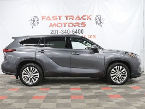 Used 2022 Toyota Highlander Platinum AWD/4WD image 4