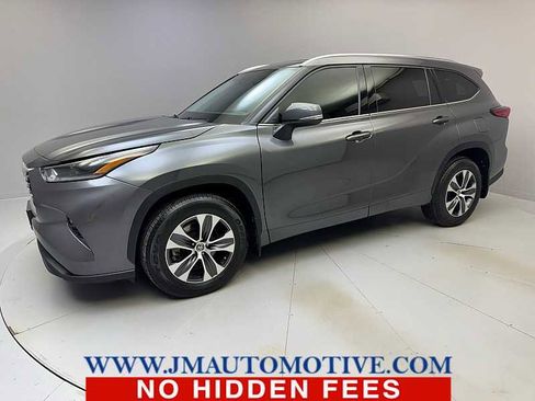 Used 2021 Toyota Highlander XLE image 1