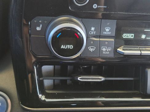 Used 2020 Toyota Highlander XLE AWD/4WD image 46