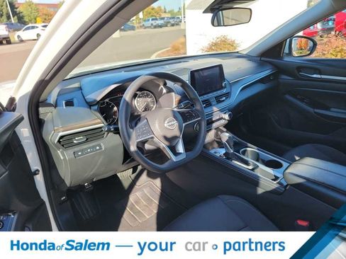 Used 2023 Nissan Altima 2.5 SV image 2