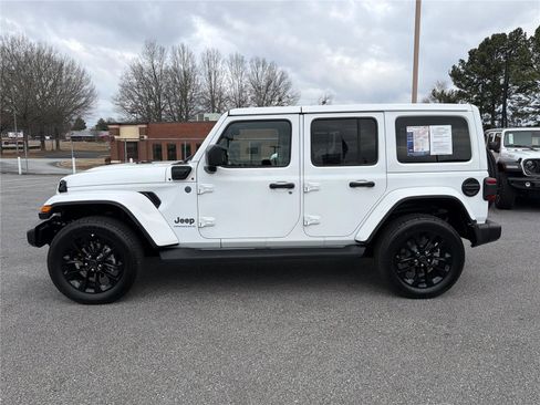 Used 2025 Jeep Wrangler Sahara image 9