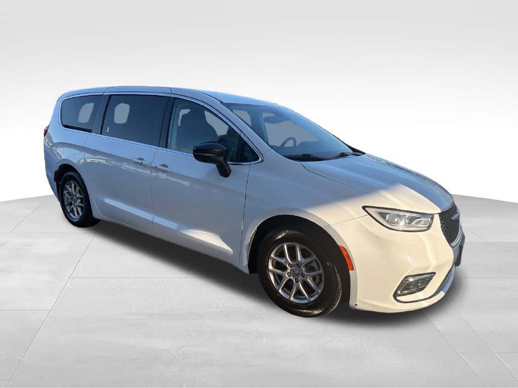 Used 2024 Chrysler Pacifica Touring-L FWD image 7