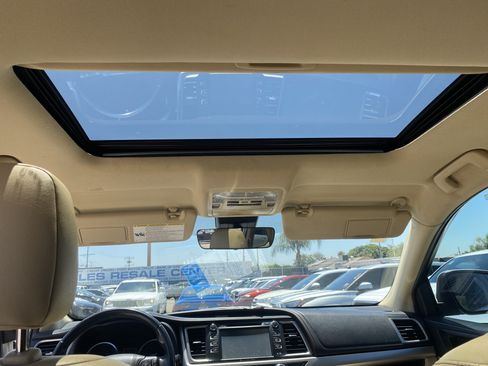 Used 2019 Toyota Highlander XLE w/ Carpet Mat Package (TMS) FWD image 25