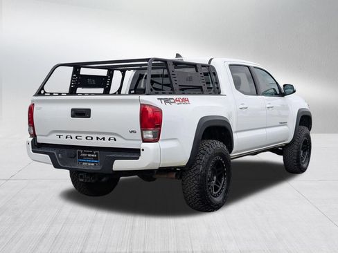 Used 2017 Toyota Tacoma TRD Off-Road w/ Premium & Technology Package AWD/4WD image 5