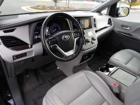 Used 2017 Toyota Sienna XLE image 12