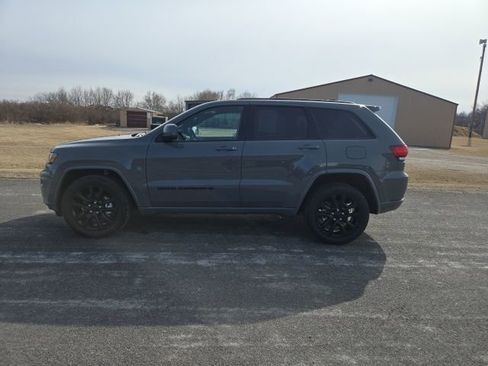 Used 2022 Jeep Grand Cherokee Laredo X image 3