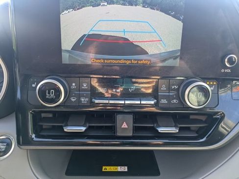 Used 2023 Toyota Highlander XLE AWD/4WD image 28