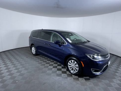 Used 2019 Chrysler Pacifica Touring Plus image 2