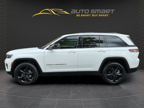 Used 2023 Jeep Grand Cherokee Altitude AWD/4WD image 2