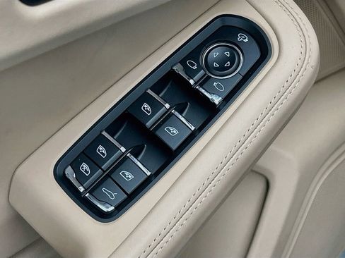 Certified 2025 Porsche Macan AWD/4WD image 23