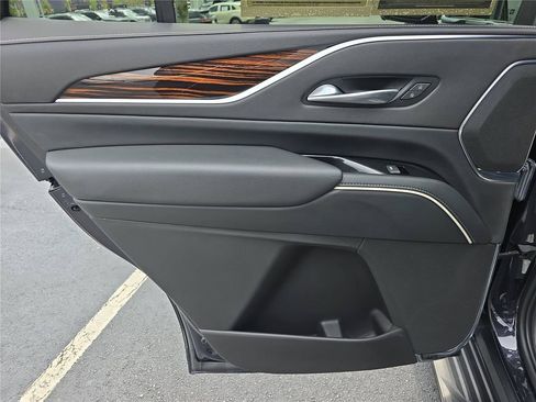 Used 2022 Cadillac Escalade Luxury AWD/4WD image 12