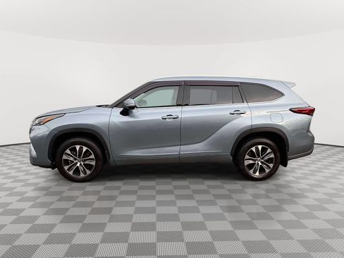 Used 2022 Toyota Highlander XLE AWD/4WD image 4
