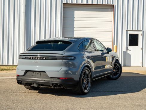 Certified 2024 Porsche Cayenne Coupe image 8