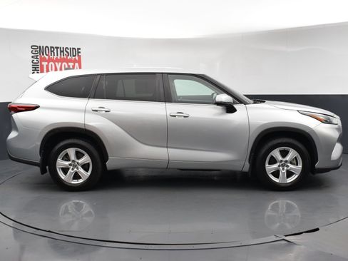 Used 2023 Toyota Highlander LE AWD/4WD image 5