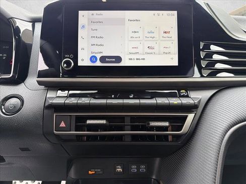 Used 2025 Toyota Camry SE image 19