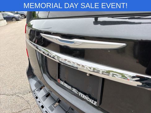 Used 2014 Chrysler Town & Country Touring FWD image 14