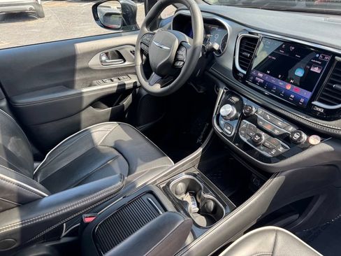 Used 2025 Chrysler Pacifica Limited FWD image 37