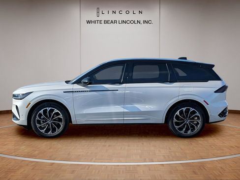 Used 2024 Lincoln Nautilus Reserve w/ Equipment Group 203A image 8