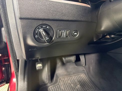 Used 2019 Chrysler 300 S RWD image 8