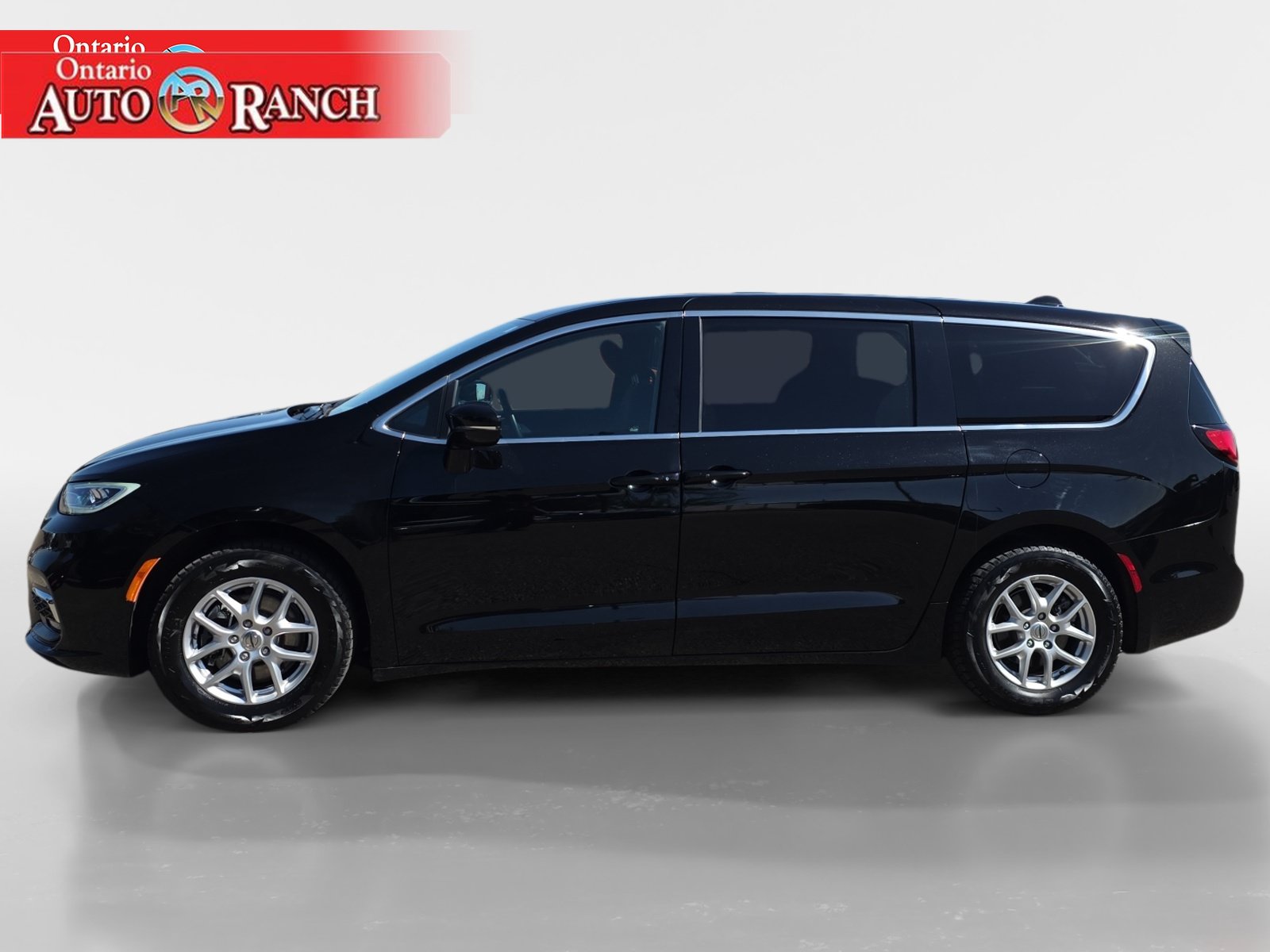 Used 2024 Chrysler Pacifica Touring FWD image 2