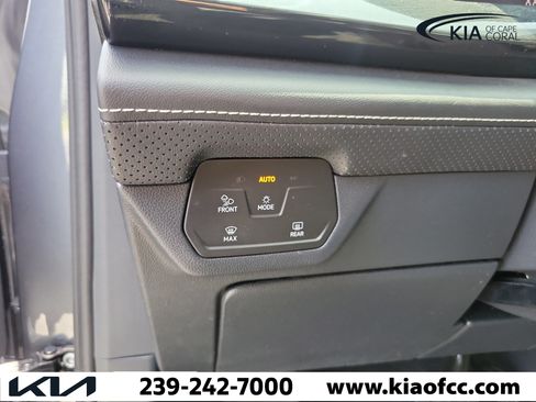 Used 2025 Volkswagen Atlas SE FWD image 24