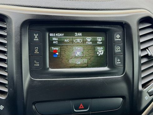 Used 2017 Jeep Cherokee Latitude image 12