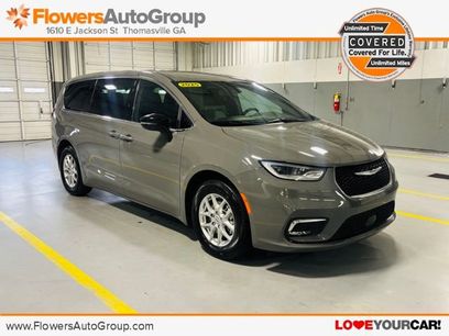 Used 2025 Chrysler Pacifica Select