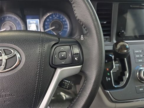 Used 2017 Toyota Sienna XLE Premium image 18