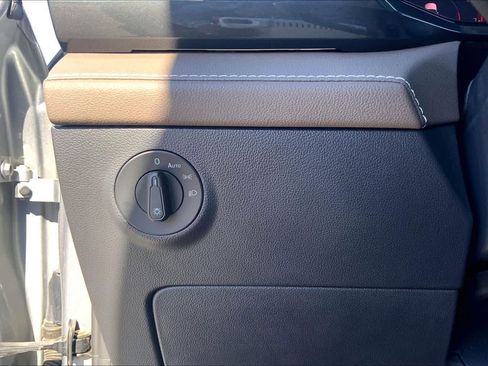 Used 2022 Volkswagen Taos SEL image 32