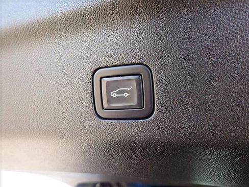 Used 2023 Chevrolet Suburban Premier image 10