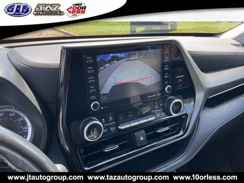 Used 2020 Toyota Highlander LE AWD/4WD image 18