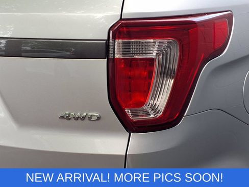 Used 2018 Ford Explorer XLT w/ Equipment Group 202A AWD/4WD image 10