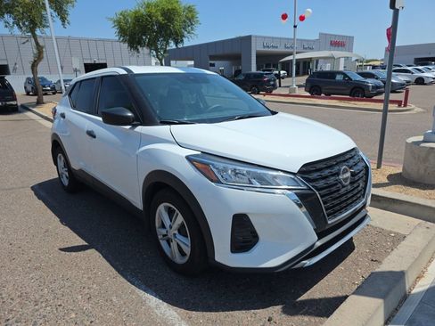 Used 2025 Nissan Kicks Play S FWD image 2
